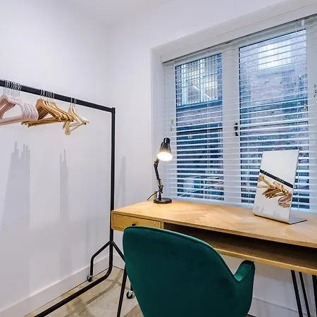 Stylish 3-Bed Central Stay - Roof Terrace & Parking Villa