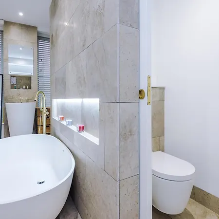 Stylish 3-Bed Central Stay - Roof Terrace & Parking Villa *