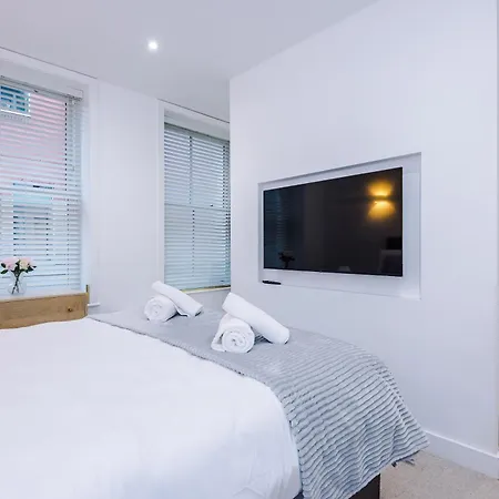 Stylish 3-Bed Central Stay - Roof Terrace & Parking Manchester