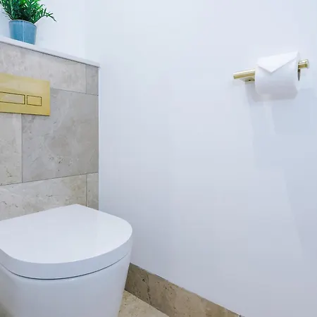 Stylish 3-Bed Central Stay - Roof Terrace & Parking * Manchester