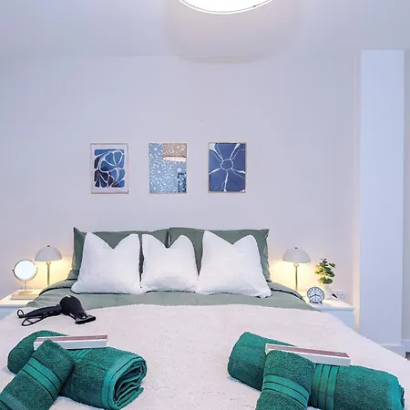 Sleeps 4, Prime Location, Balcony, Long Term Disc, Amazing Views מנצ'סטר
