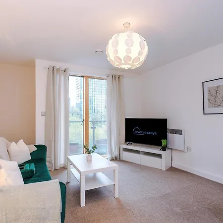 Sleeps 4, Prime Location, Balcony, Long Term Disc, Amazing Views Manchester