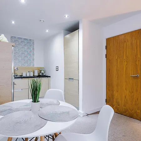 Sleeps 4, Prime Location, Balcony, Long Term Disc, Amazing Views Manchester