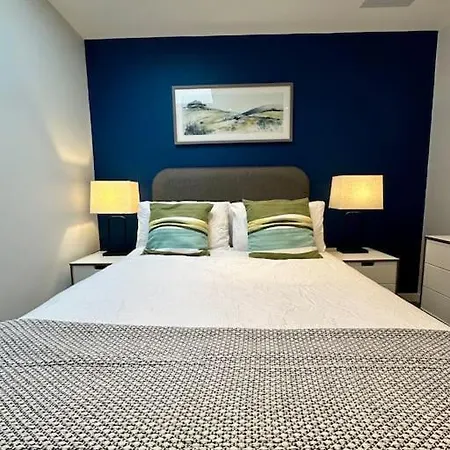 Stunning Centre Duplex With Free Parking Apartment *