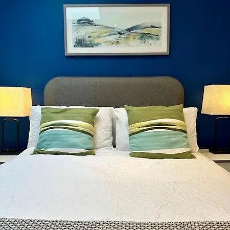 Stunning Centre Duplex With Free Parking *