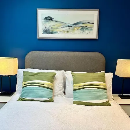 Stunning Centre Duplex With Free Parking *