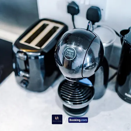 Modern 1 Bed With Balcony By Host A דירה *