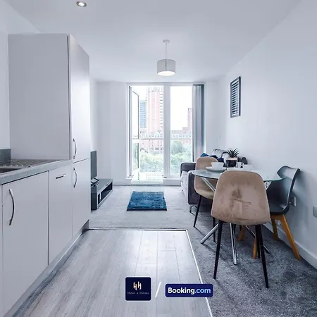 Modern 1 Bed With Balcony By Host A * マンチェスター