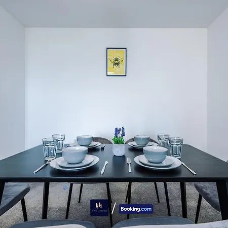 Large 2 Bedroom With Balcony By Host A *