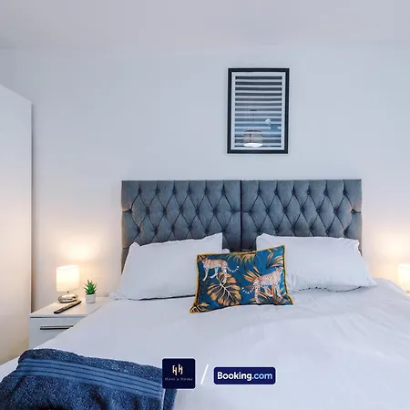 Large 2 Bedroom With Balcony By Host A Apartment *