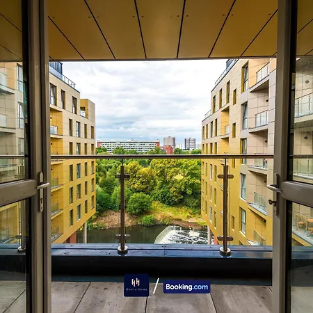 Large 2 Bedroom With Balcony By Host A Apartment
