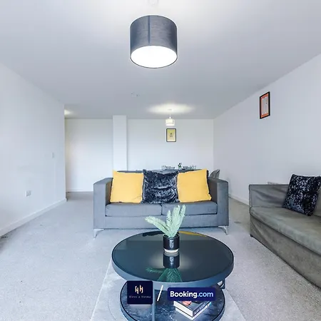 Apartment Large 2 Bedroom With Balcony By Host A Manchester