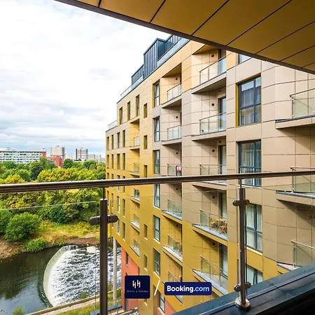 Large 2 Bedroom With Balcony By Host A Apartment