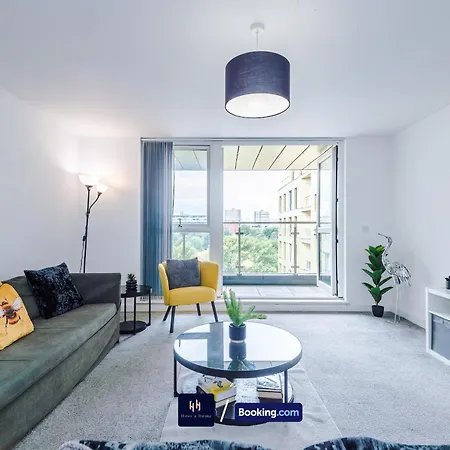 Large 2 Bedroom With Balcony By Host A Apartment *