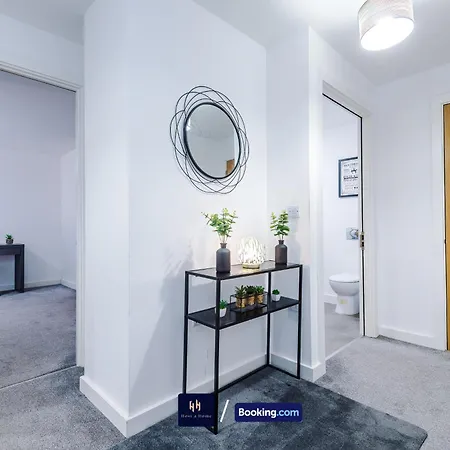 Apartment Large 2 Bedroom With Balcony By Host A *