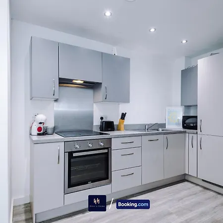 Apartment Large 2 Bedroom With Balcony By Host A *