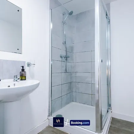 Large 2 Bedroom With Balcony By Host A *