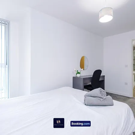 Apartment Large 2 Bedroom With Balcony By Host A *