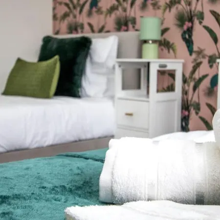 Coop Arena Luxurious Townhouse *