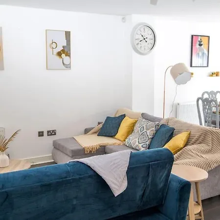 Coop Arena Luxurious Townhouse *