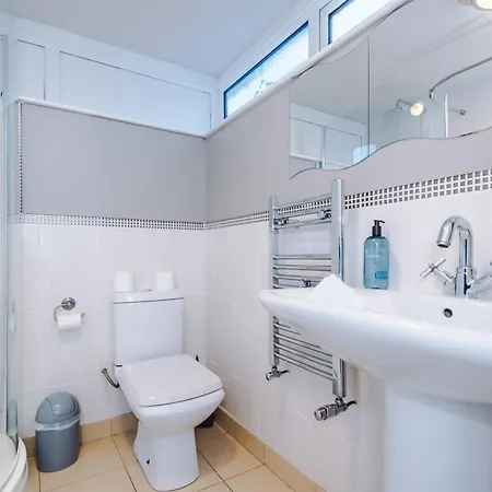 New! 4-bed In By 53 Degrees Property, Ideal For Business & Long Term Contractor Stays, Sleeps 10! Vakantiehuis