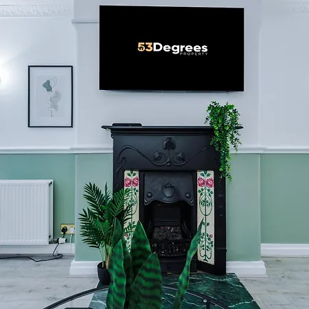 New! 4-bed In By 53 Degrees Property, Ideal For Business & Long Term Contractor Stays, Sleeps 10! Holiday home *