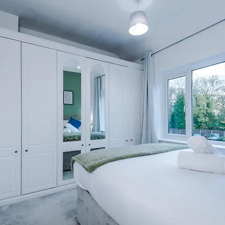 New! 4-bed In By 53 Degrees Property, Ideal For Business & Long Term Contractor Stays, Sleeps 10! Vakantiehuis