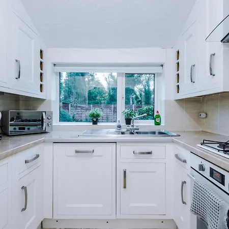 New! 4-bed In By 53 Degrees Property, Ideal For Business & Long Term Contractor Stays, Sleeps 10! Manchester