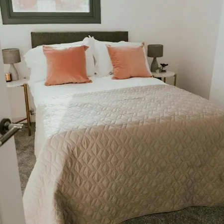 Lovely Chorlton Flat! 5 Seconds To Bus Stop & 2 Minutes To Tram Station Lägenhet Manchester