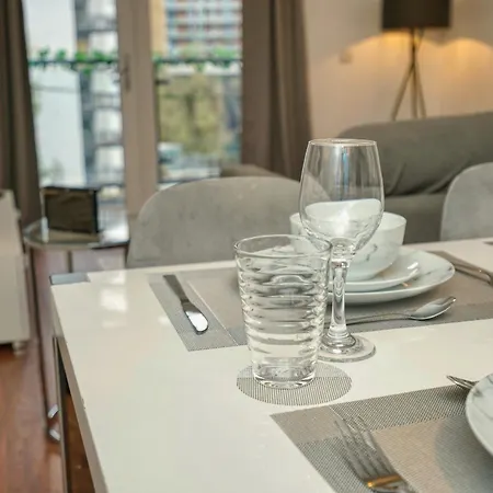 Luxury Riverside Retreat In Salford Strong Wifi شقة *