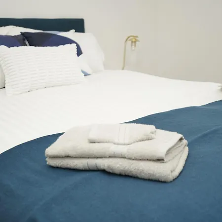 Luxury Riverside Retreat In Salford Strong Wifi شقة *