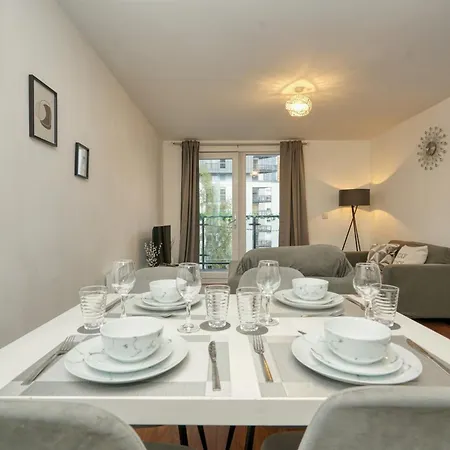 شقة Luxury Riverside Retreat In Salford Strong Wifi مانشستر