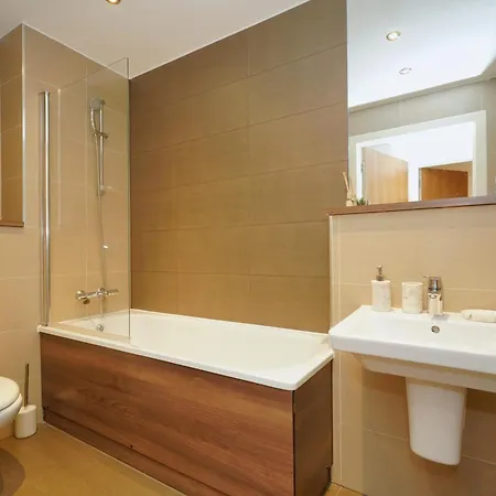 Luxury Riverside Retreat In Salford Strong Wifi شقة