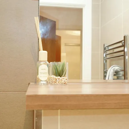 شقة Luxury Riverside Retreat In Salford Strong Wifi مانشستر