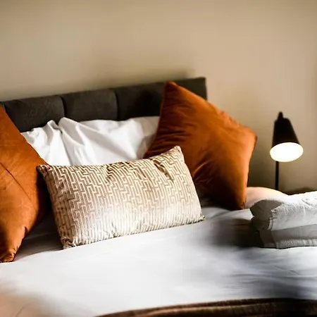 Modern 2 Bedroom - Centre - Parking * Manchester