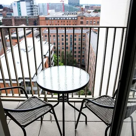 Modern 2 Bedroom - Centre - Parking * Manchester