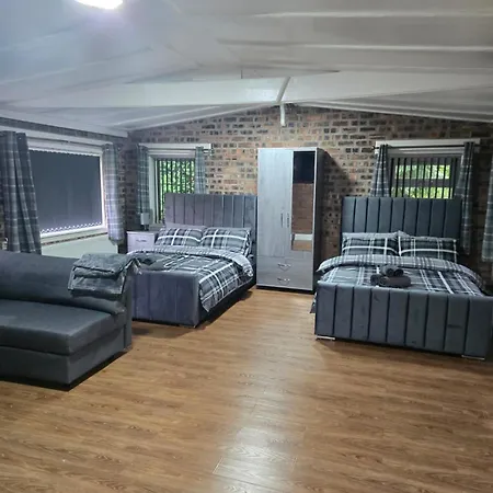 Rainsough Entire House Sleeps Upto 22 - Free Parking & Wifi