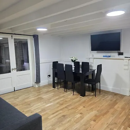 Rainsough Entire House Sleeps Upto 22 - Free Parking & Wifi * Manchester