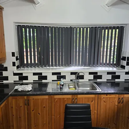 Rainsough Entire House Sleeps Upto 22 - Free Parking & Wifi Manchester