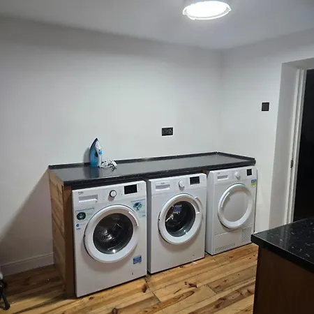 Casa de Férias Rainsough Entire House Sleeps Upto 22 - Free Parking & Wifi *