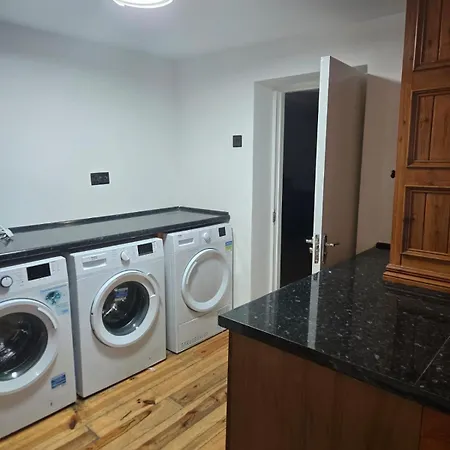 Casa de Férias Rainsough Entire House Sleeps Upto 22 - Free Parking & Wifi Manchester