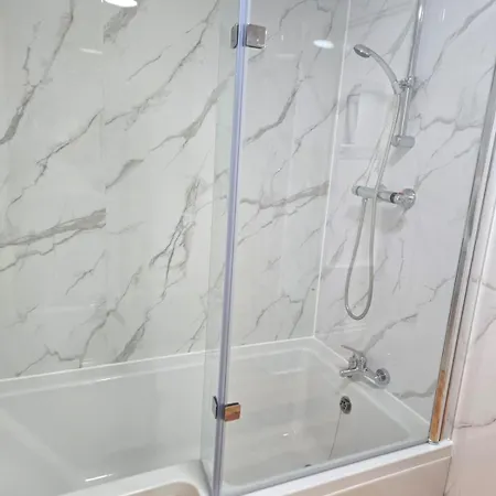 Casa de Férias Rainsough Entire House Sleeps Upto 22 - Free Parking & Wifi *