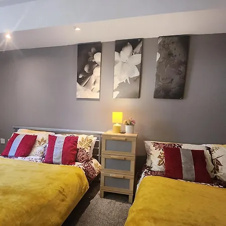 Luxury 2 Bed Apt On River, Wifi, Parking, Garden Apartment Manchester