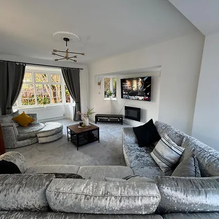 Oasis - Spacious 5 Bedroom House Holiday home