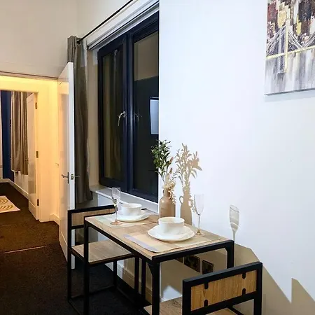 Modern City Retreat - 1 Bedroom - Free Parking & Great Links, Close To Stadiums *