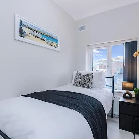 Stylish 3bdr House By Vista Short Lets & Serviced With Free Parking, Pool Table And Ps4 Lägenhet