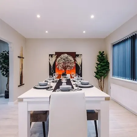 Apartamento Stylish 3bdr House By Vista Short Lets & Serviced With Free Parking, Pool Table And Ps4