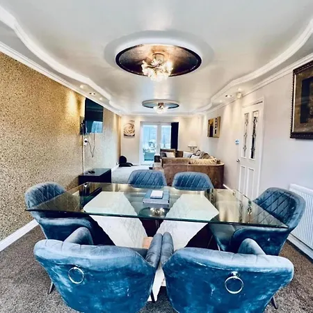 13 Guests - Free Parking - House بيت للعطل مانشستر