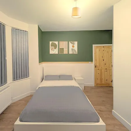 Cosy Double Bedroom With Attached Bathroom Δωμάτια σε οικογενειακή κατοικία