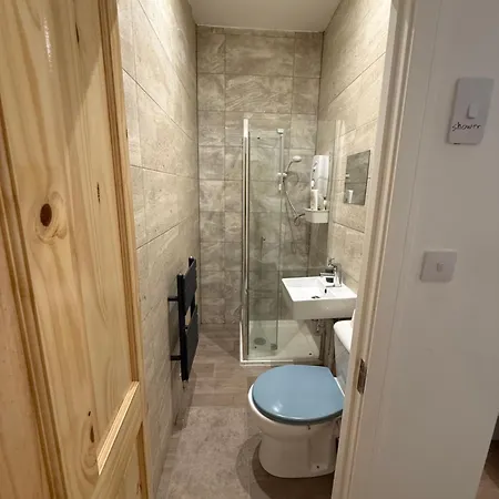 Cosy Double Bedroom With Attached Bathroom Δωμάτια σε οικογενειακή κατοικία Μάντσεστερ